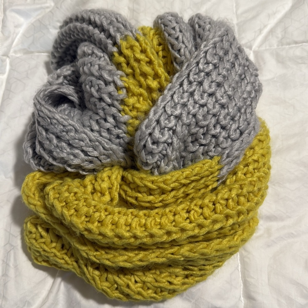 EUC LOFT Vintage Cozy Knit Infinity Scarf in Yellow and Grey